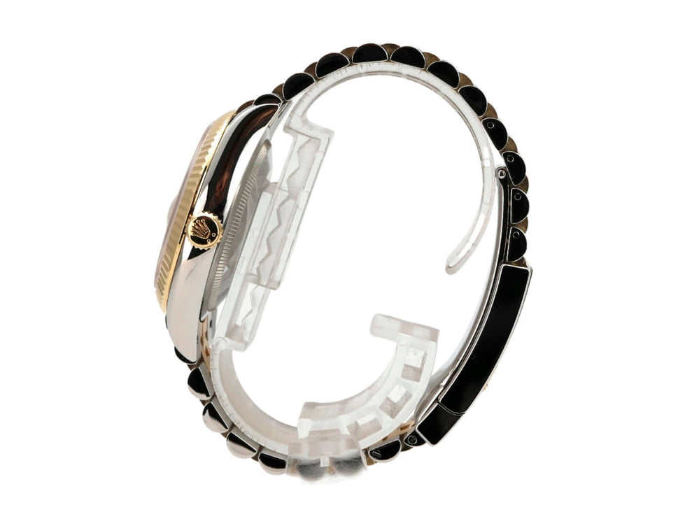 Seitenansicht der Rolex Datejust 36 126233 mit Jubile-Armband und geriffelter Lünette aus Gelbgold.