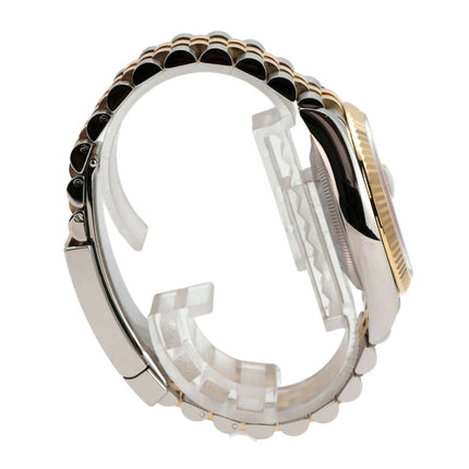 Rolex Datejust 36 mit geriffeltem Jubilé-Armband in Edelstahl und Gelbgold, seitliche Ansicht des Armbands und Gehäuses.