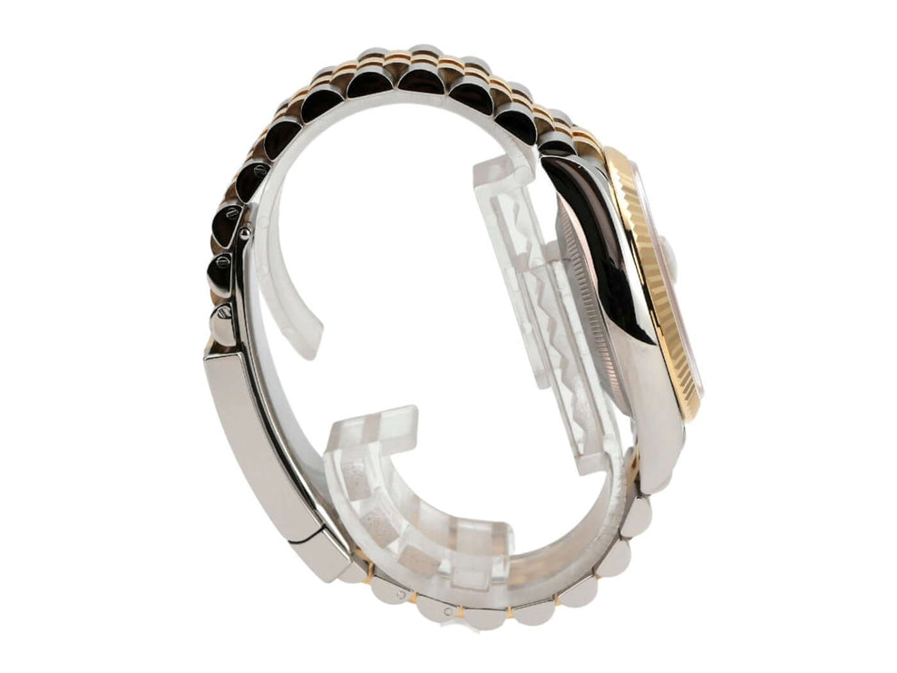 Rolex Datejust 36 mit geriffeltem Jubilé-Armband in Edelstahl und Gelbgold, seitliche Ansicht des Armbands und Gehäuses.