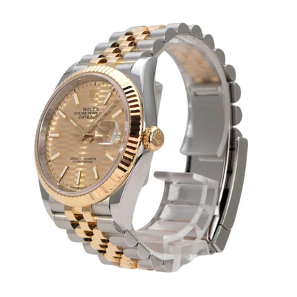 Rolex Datejust 36 Oystersteel Gelbgold 126233 Golden Riffel Jubile-Band auf einem weißen Hintergrund.