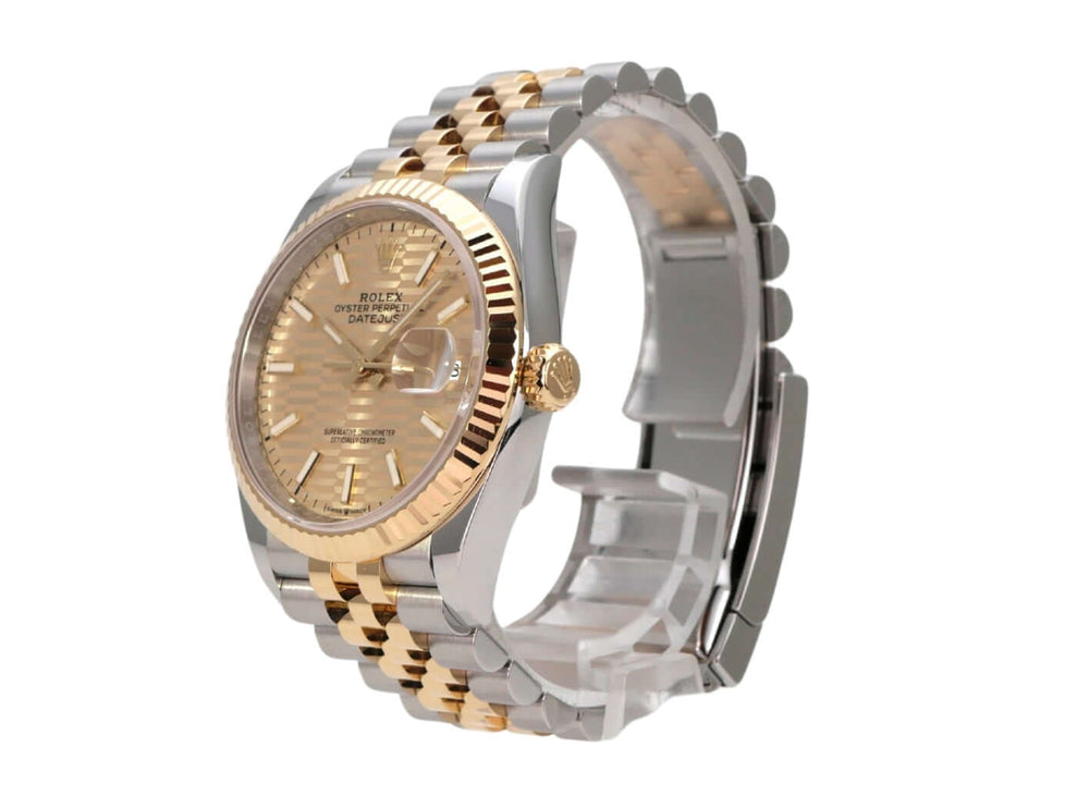 Rolex Datejust 36 Oystersteel Gelbgold 126233 Golden Riffel Jubile-Band auf einem weißen Hintergrund.