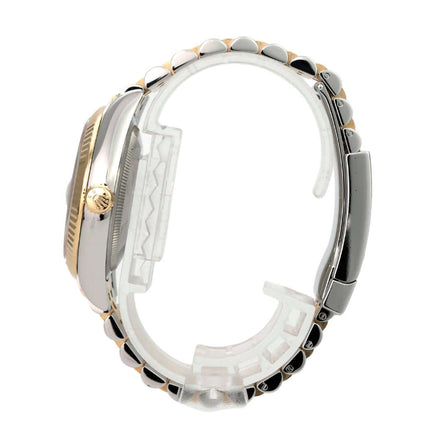 Rolex Datejust 36 126233 Golden Riffel Jubile-Band seitliche Ansicht des Uhrenarmbands und Gehäuses.