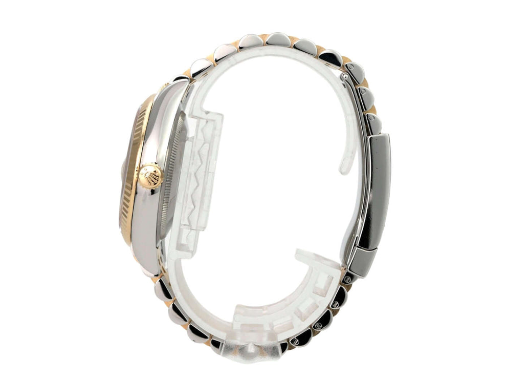 Rolex Datejust 36 126233 Golden Riffel Jubile-Band seitliche Ansicht des Uhrenarmbands und Gehäuses.