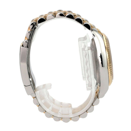 Rolex Datejust 36 126233 Golden Riffel Jubile-Band seitliche Ansicht mit Jubilé-Armband aus Edelstahl und Gelbgold.