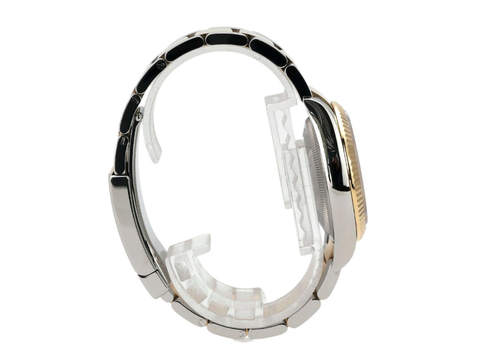 Rolex Datejust 36 Oystersteel Gelbgold 126233 Schwarz Diamant seitliche Ansicht des Gehäuses und Armbands.