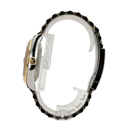 Seitenansicht der Rolex Datejust 36, Oystersteel und 18 kt Gelbgold, mit Jubilé-Armband und schwarzem Diamantzifferblatt.