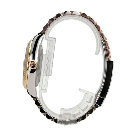 Seitenansicht der Rolex Datejust 36 126233 mit schwarzem Diamantzifferblatt und Jubilé Armband aus Edelstahl und Gelbgold.