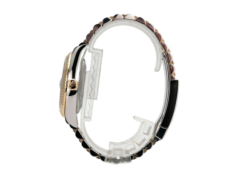 Seitenansicht der Rolex Datejust 36 126233 mit schwarzem Diamantzifferblatt und Jubilé Armband aus Edelstahl und Gelbgold.