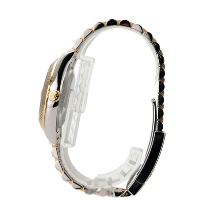 Rolex Datejust 36 126233 Schwarz Diamant Jubile-Band seitliche Ansicht mit Edelstahl und Gelbgold Armband.