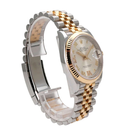 Rolex Datejust 36 Edelstahl Gold 126233 Silber R Diamant Jubile-Band seitliche Ansicht mit goldenen Akzenten und Jubilé-Armband.