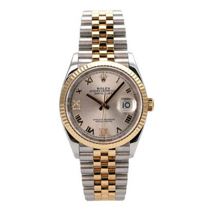 Rolex Datejust 36 Edelstahl Gold 126233 Silber R Diamant Jubile-Band mit silberfarbenem Zifferblatt und goldenen Akzenten.