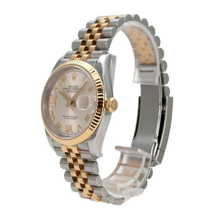 Rolex Datejust 36 Edelstahl Gold 126233 Silber R Diamant Jubile-Band Uhr mit silberfarbenem Zifferblatt und Goldarmband.