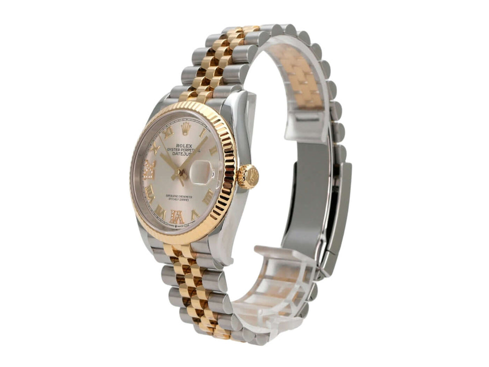 Rolex Datejust 36 Edelstahl Gold 126233 Silber R Diamant Jubile-Band Uhr mit silberfarbenem Zifferblatt und Goldarmband.