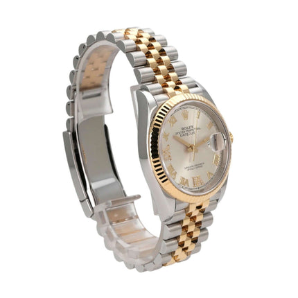 Rolex Datejust 36 Edelstahl Gold 126233 Silber R Diamant Jubile-Band mit silberfarbenem Zifferblatt und Jubilé-Armband.