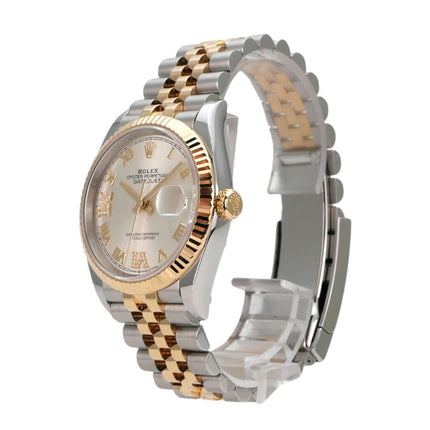 Rolex Datejust 36 Edelstahl Gold 126233 Silber R Diamant Jubile-Band seitliche Ansicht mit silberfarbenem Zifferblatt und Diamanten.