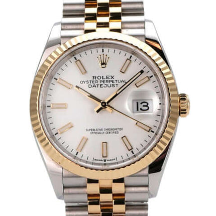 Rolex Datejust 36 Oystersteel Gelbgold 126233 Weiß Jubile-Band mit weißem Zifferblatt und Jubilé-Armband.