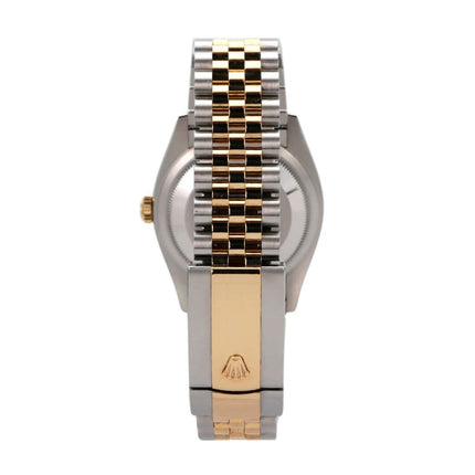 Detailaufnahme des Rolex Datejust 36 Oystersteel Gelbgold 126233 Weiß Jubile-Band mit geschlossenem Armband.