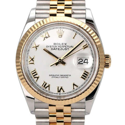 Rolex Datejust 36 Oystersteel Gelbgold 126233 Weiß Römisch Jubile-Band Uhr mit poliertem Gehäuse und weißem Zifferblatt.