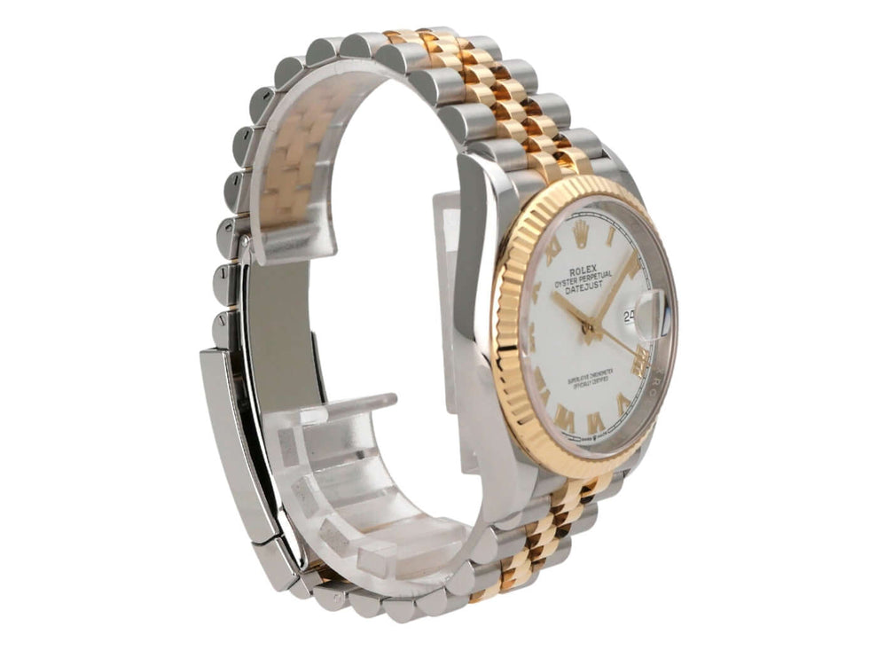 Rolex Datejust 36 Oystersteel Gelbgold 126233 Weiß Römisch Jubile-Band seitliche Ansicht mit polierten Details.