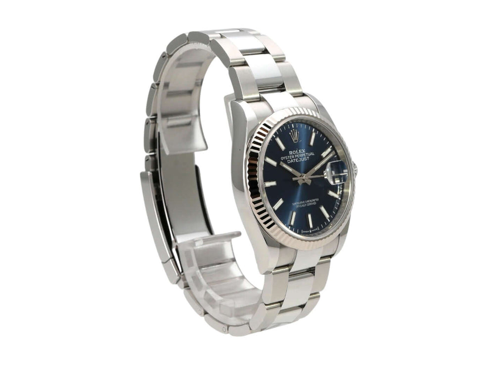 Rolex Datejust 36 Oystersteel Weißgold 126234 Blau seitliche Ansicht mit blauem Zifferblatt und Edelstahlband.