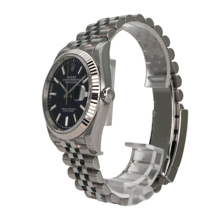 Rolex Datejust 36 Uhr aus Oystersteel und Weißgold mit blauem Zifferblatt und Jubile-Band, Ref. 126234, seitliche Ansicht.