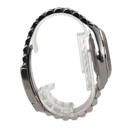 Rolex Datejust 36 Seite, Oystersteel Edelstahlgehäuse mit Weißgold Lünette, Jubile-Band mit Faltschließe, seitliche Ansicht.