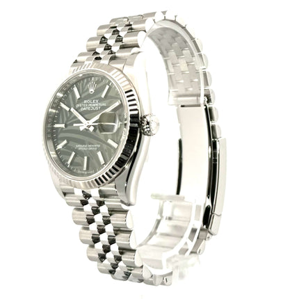Rolex Datejust 36 Uhr aus Oystersteel und Weißgold, Olivgrünes Zifferblatt mit Palmenmuster, Jubile-Edelstahlband, Modell 126234, 2022
