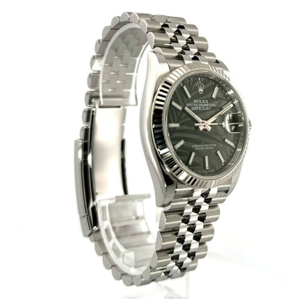 Rolex Datejust 36 Oystersteel Weißgold 126234 mit olivgrünem Palmenmuster Zifferblatt und Jubile-Band aus Edelstahl.