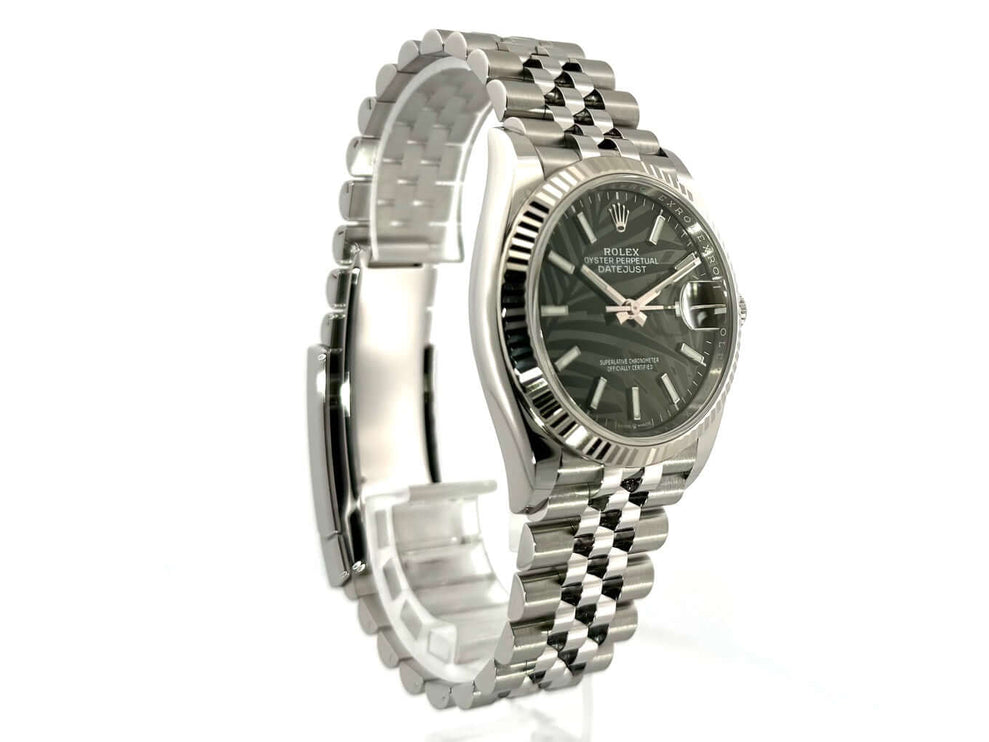 Rolex Datejust 36 Oystersteel Weißgold 126234 mit olivgrünem Palmenmuster Zifferblatt und Jubile-Band aus Edelstahl.