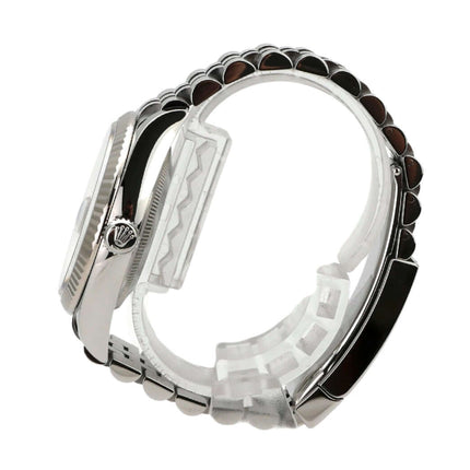 Rolex Datejust 36 Edelstahl Weißgold Ref. 126234 mit Jubile-Band und Perlmutt Zifferblatt, seitliche Ansicht.