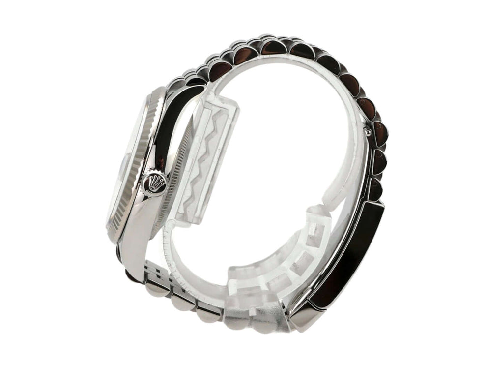 Rolex Datejust 36 Edelstahl Weißgold Ref. 126234 mit Jubile-Band und Perlmutt Zifferblatt, seitliche Ansicht.