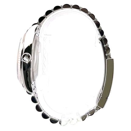 Seitenansicht der Rolex Datejust 36 Oystersteel Weißgold 126234 mit schwarzem Zifferblatt und Jubile-Edelstahlband.