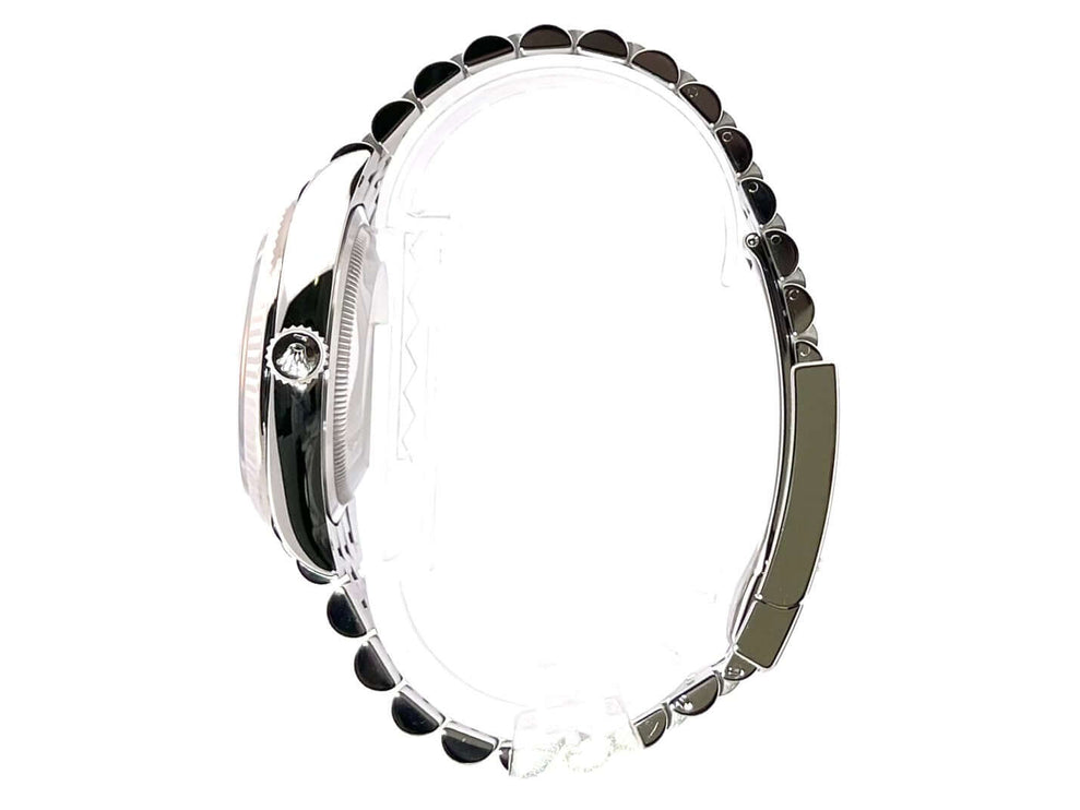 Seitenansicht der Rolex Datejust 36 Oystersteel Weißgold 126234 mit schwarzem Zifferblatt und Jubile-Edelstahlband.