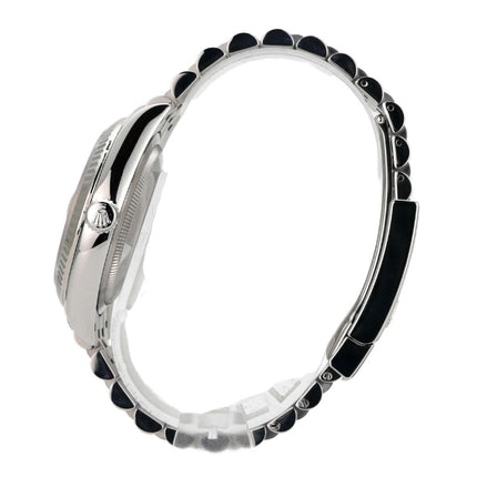 Seitenansicht der Rolex Datejust 36 aus Oystersteel und Weißgold mit schwarzem Jubile-Band und 10 aufgesetzten Diamanten.