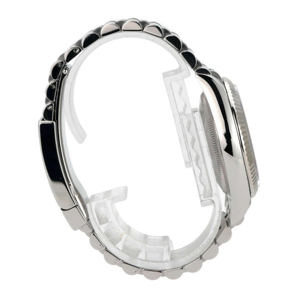 Seitenansicht der Rolex Datejust 36 aus Edelstahl und Weißgold mit Jubile-Band und Faltschließe.