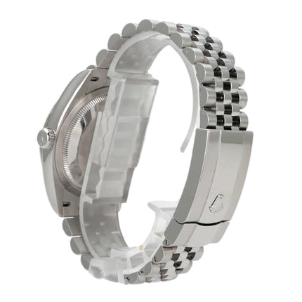 Seitenansicht der Rolex Datejust 36 mit Jubile-Armband aus Edelstahl, poliertem Gehäuse und Faltschließe.
