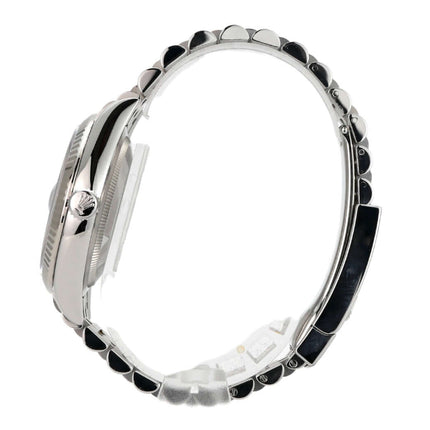 Seitenansicht der Rolex Datejust 36 mit Jubile-Band in Edelstahl und Weißgold, schwarzes Zifferblatt.