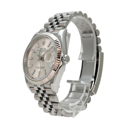 Rolex Datejust 36 Oystersteel Weißgold 126234 Silber Jubile-Band seitliche Ansicht der Uhr mit silberfarbenem Zifferblatt.