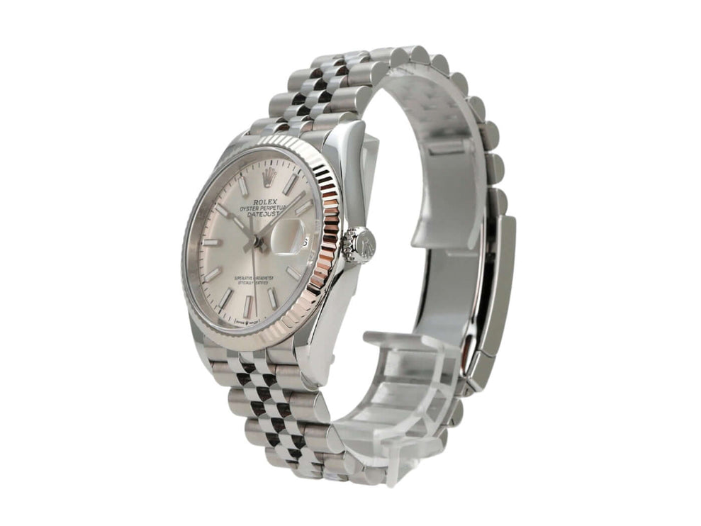 Rolex Datejust 36 Oystersteel Weißgold 126234 Silber Jubile-Band seitliche Ansicht der Uhr mit silberfarbenem Zifferblatt.