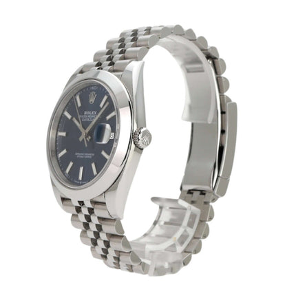 Rolex Datejust 41 Edelstahl 126300 mit blauem Zifferblatt und Jubileeband, seitliche Ansicht.