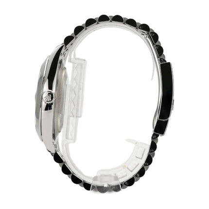 Rolex Datejust 41 Edelstahl 126300 mit blauem Zifferblatt und Jubile Edelstahlband, seitliche Ansicht.