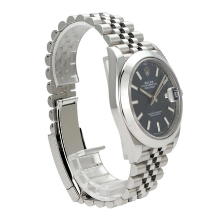 Rolex Datejust 41 Edelstahl 126300 mit blauem Zifferblatt und Jubile-Band, seitliche Ansicht.