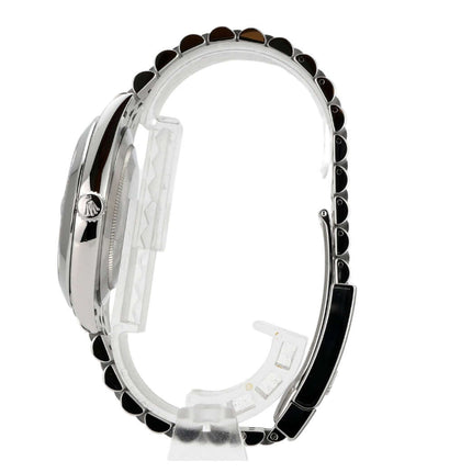 Seitenansicht der Rolex Datejust 41 Edelstahl 126300 mit Jubile-Band und poliertem Gehäuse.