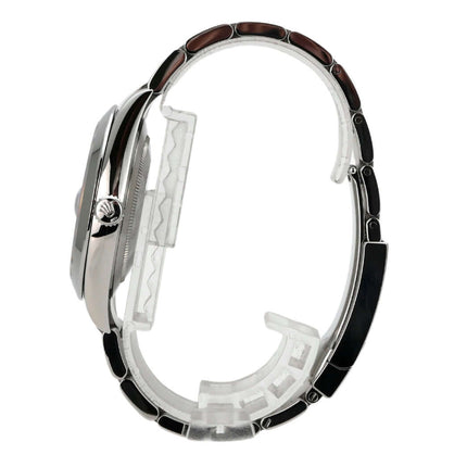 Seitenansicht der Rolex Datejust 41 aus Edelstahl mit blauem Zifferblatt und Römischen Ziffern.