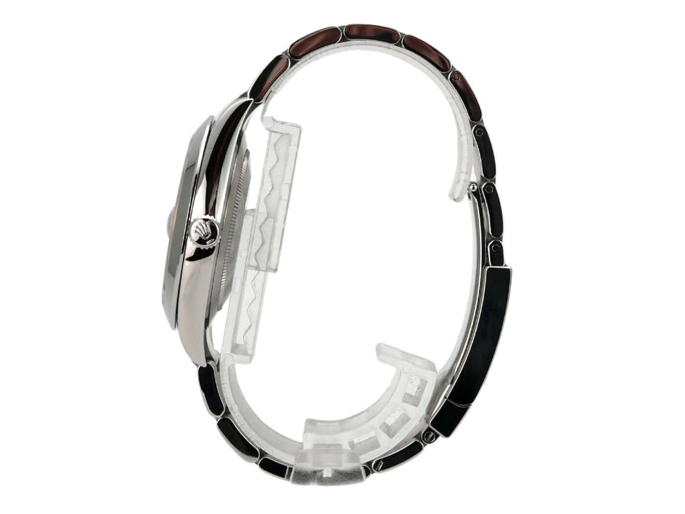 Seitenansicht der Rolex Datejust 41 aus Edelstahl mit blauem Zifferblatt und Römischen Ziffern.