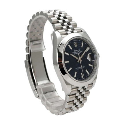 Rolex Datejust 41 Edelstahl 126300 mit blauem Zifferblatt und Jubile-Band auf einem handgelenk.