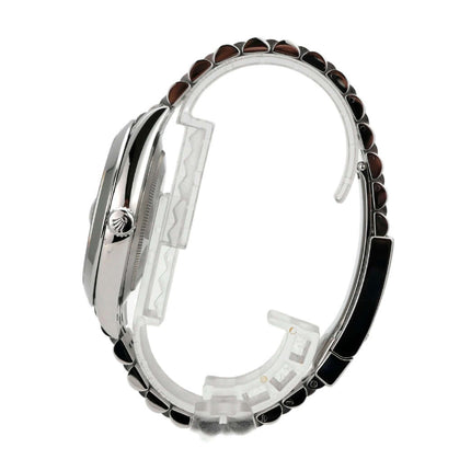 Seitenansicht der Rolex Datejust 41 Edelstahl 126300 mit Jubile-Band und Riffelmuster Zifferblatt.