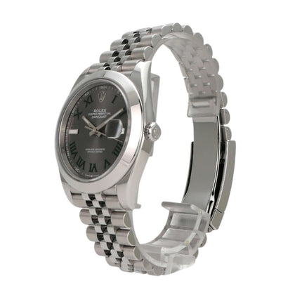 Rolex Datejust 41 Edelstahl 126300 mit rhodiumfarbenem Zifferblatt und Jubile-Band, seitliche Ansicht.