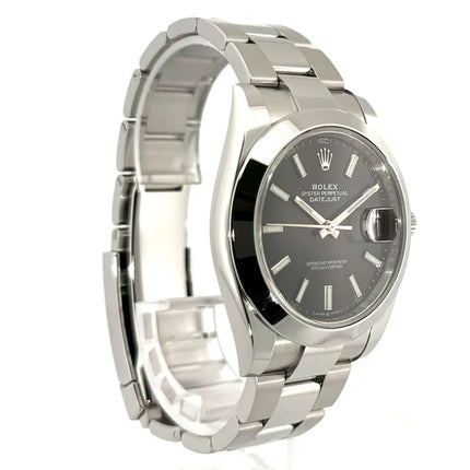 Rolex Datejust 41 Edelstahl 126300 Schwarz mit Oyster-Armband und schwarzem Zifferblatt, poliertes und satiniertes Edelstahlgehäuse, Seitenansicht.