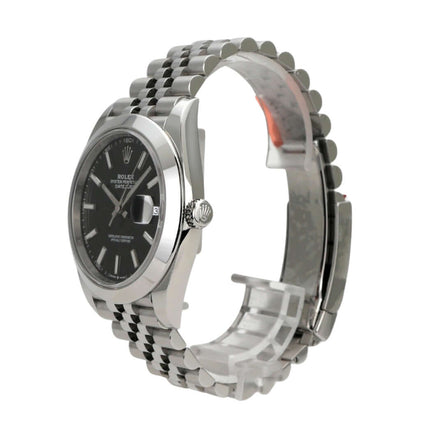 Rolex Datejust 41 Edelstahl 126300 Schwarz Jubile-Band seitliche Ansicht mit schwarzem Zifferblatt und Jubilé-Armband.